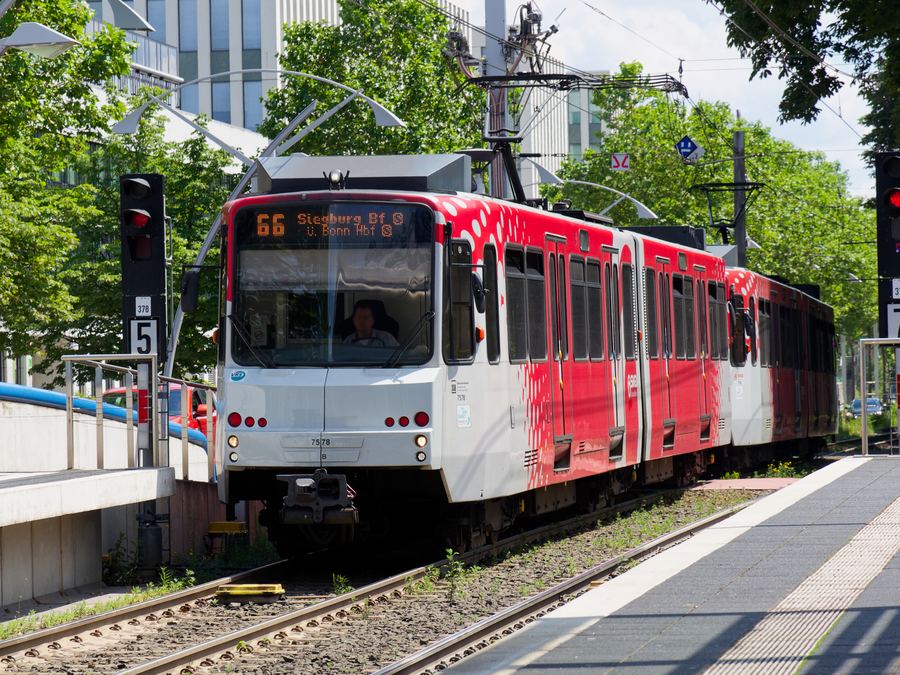 Doppeltraktion aus zwei rot-weissen Stadtbahnwagen vom Typ B der SWB auf der Linie 66 Richtung Siegburg Bf, an der Haltestelle Bonn Ollenhauerstrasse